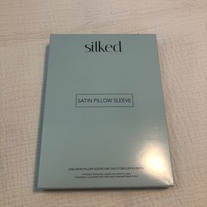 NWT The Silked Pillow Sleeve